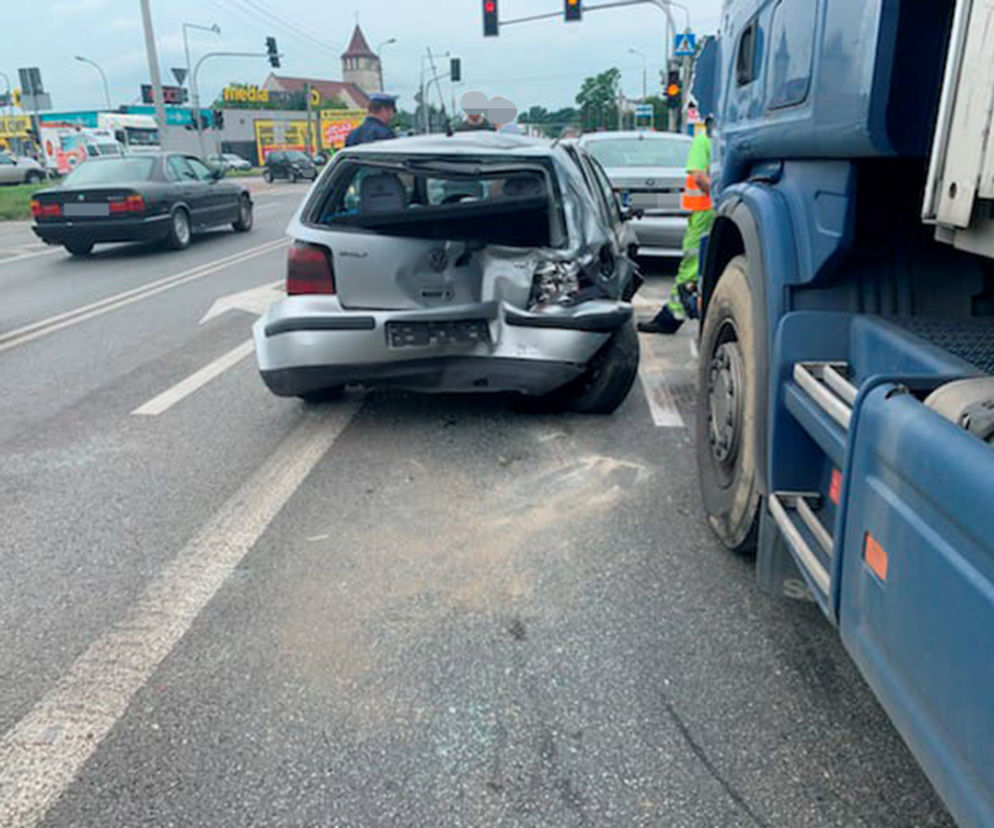  Tir staranował samochody w Błoniu