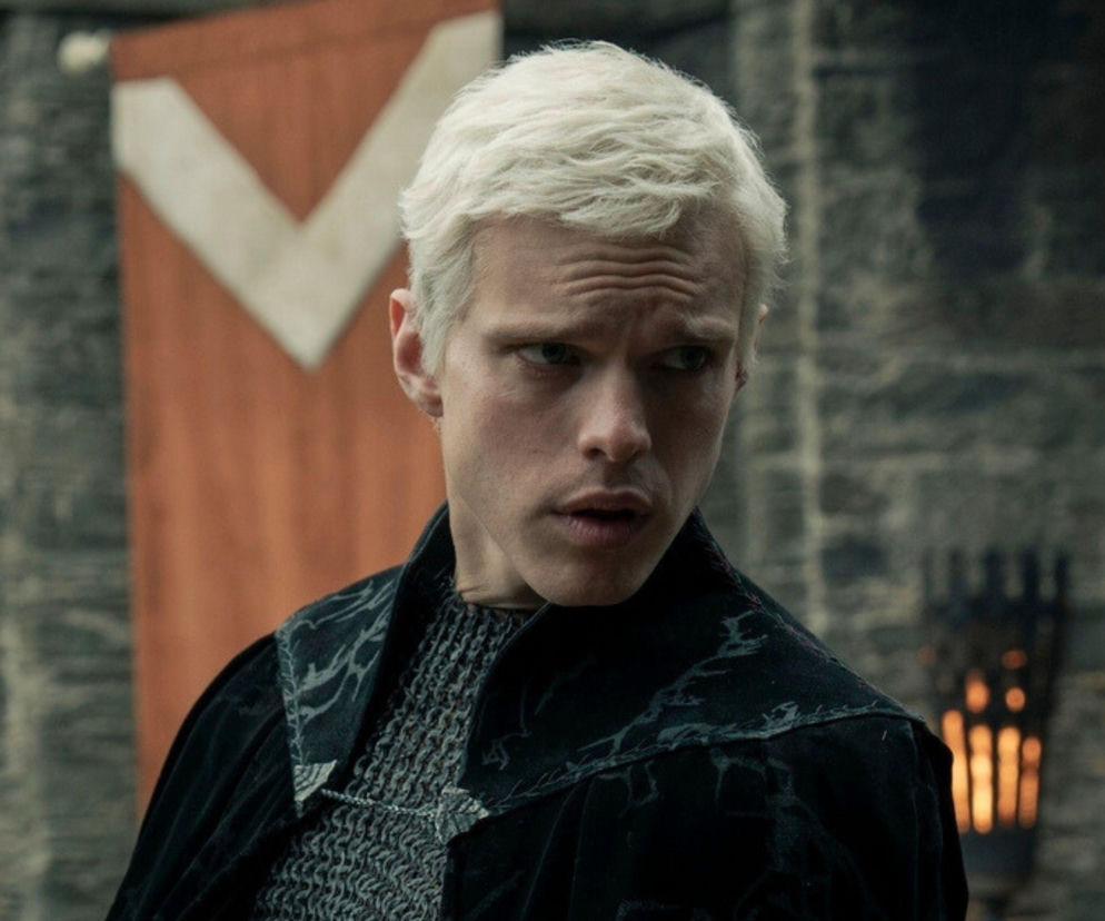 Finn Bennett jako książę Aerion Jasny Płomień Targaryen