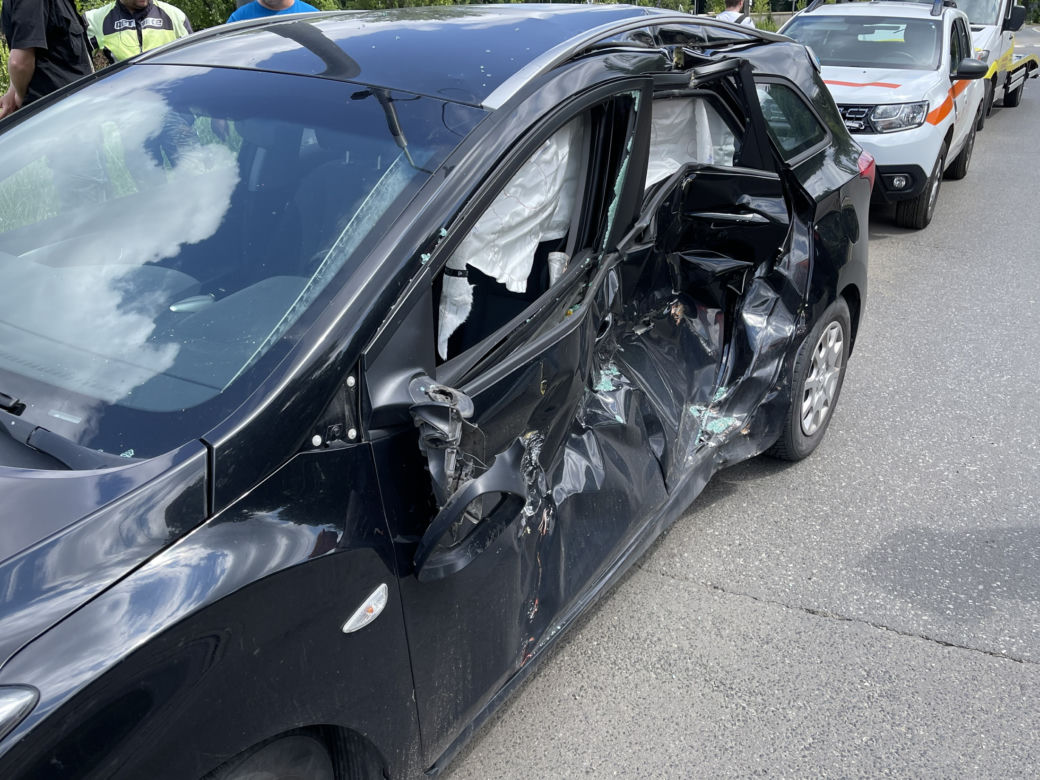 Wypadek na Woli w Warszawie. Samochód wjechał pod tramwaj. Są ranni, w tym dwójka niemowląt 