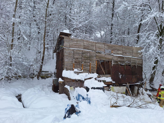 Dach stodoły runął pod naporem śniegu. W środku były zwierzęta