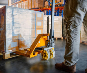 Wózki paletowe w magazynie – jak dobrać sprzęt do pracy i nie przepłacić?