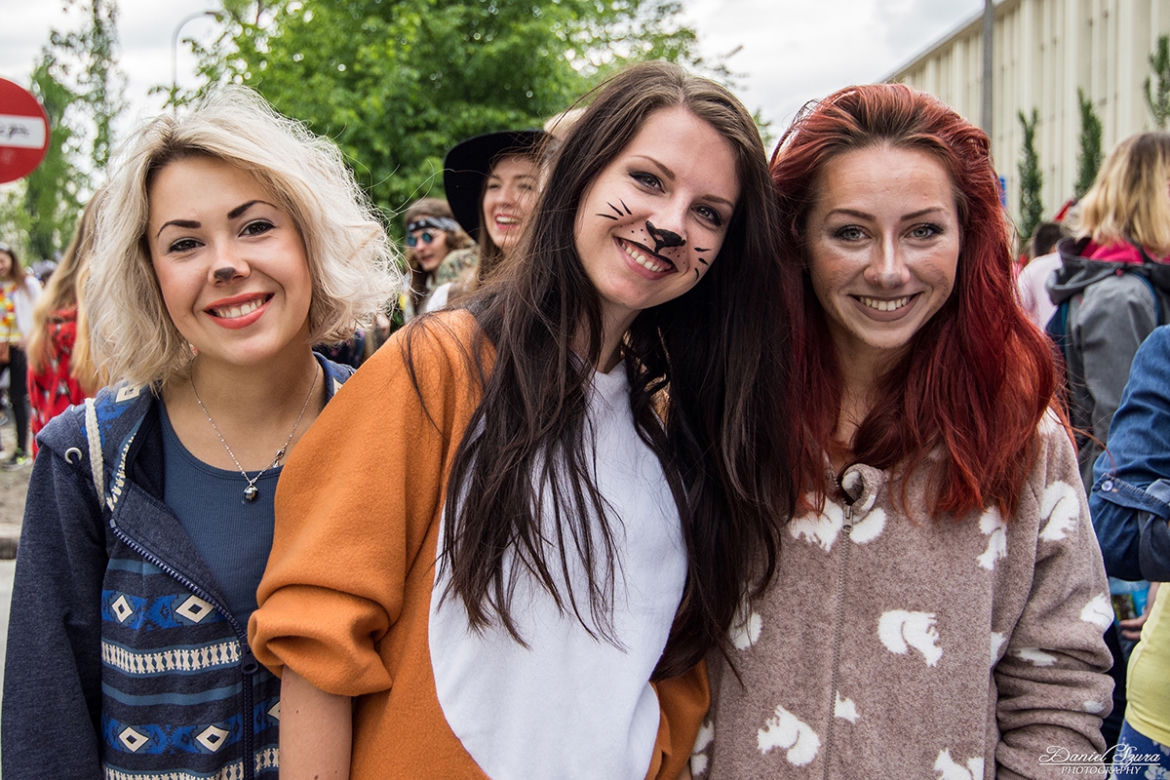 Korowód juwenaliowy na krakowski Rynek: Studenci świętują! [ZDJĘCIA]