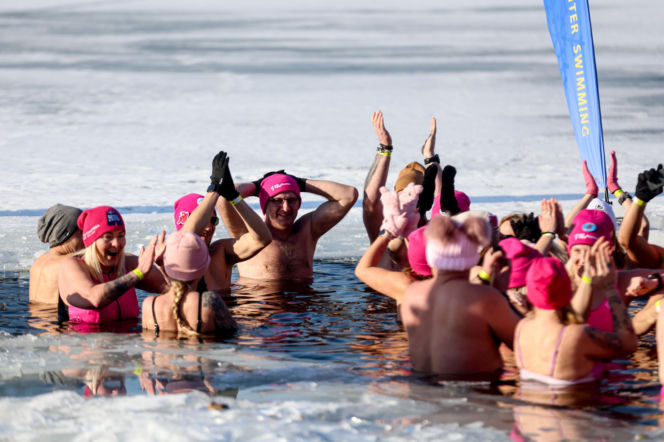 Różowe morsowanie idealne na pomaganie. Trzy Stawy opanowali amatorzy zimnych kąpieli