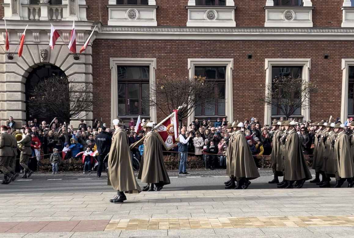 Tak Kraków świętował 104. lata niepodległości. Tłumy na ulicach miasta