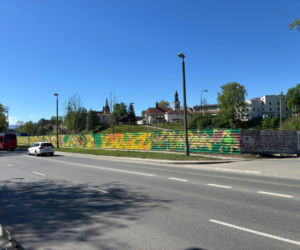 Płot na graffiti w centrum Nowego Sącza