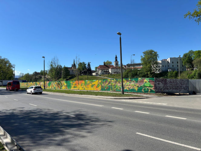 Płot na graffiti w centrum Nowego Sącza