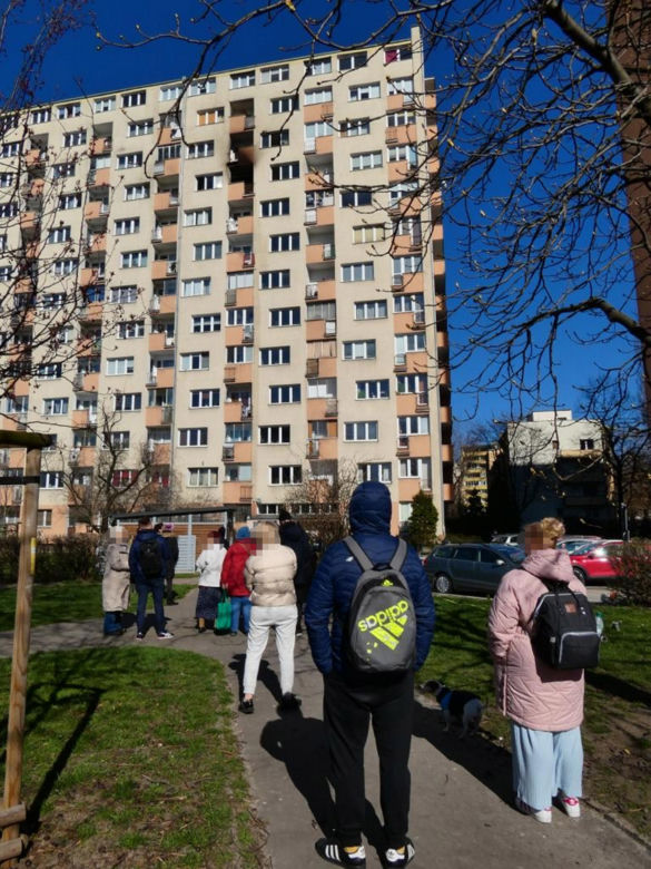 Kłęby dymu buchały z okna. Wielki pożar mieszkania na Ochocie! 