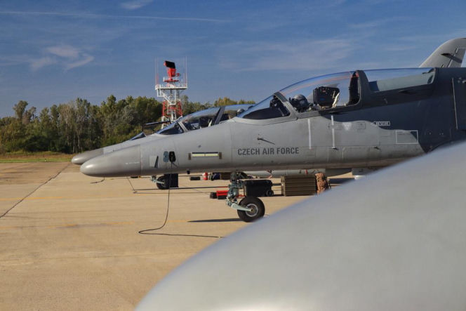 Czeskie samoloty L-159 nie dla Ukrainy. Polityczna burza w Pradze - premier kontra generał