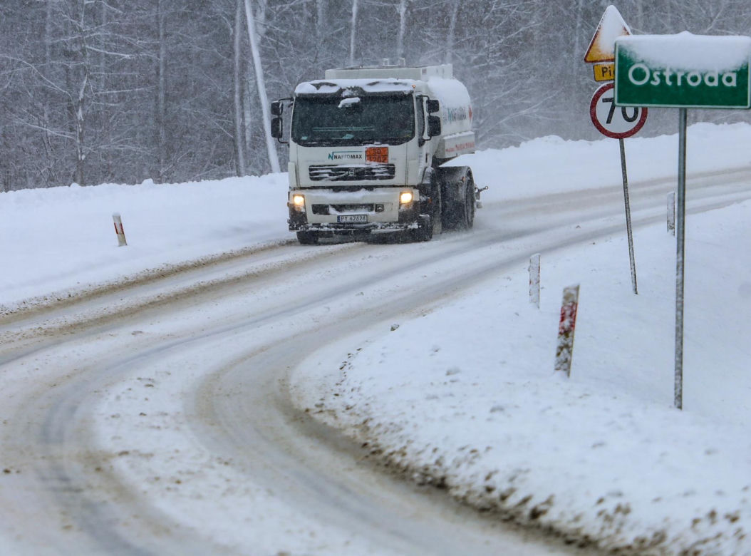 Ostróda w centrum śnieżycy. Burmistrz nocą ratował ludzi. Kierowcy nocowali w urzędzie