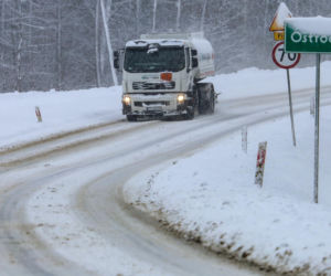 Ostróda w centrum śnieżycy. Burmistrz nocą ratował ludzi. Kierowcy nocowali w urzędzie