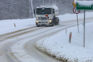 Ostróda w centrum śnieżycy. Burmistrz nocą ratował ludzi. Kierowcy nocowali w urzędzie