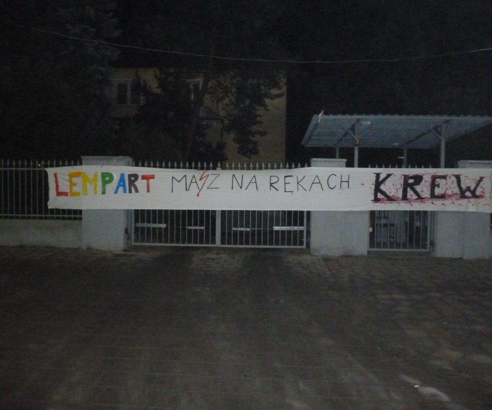 Wrocław. STRASZNY napis na płocie: Lempart masz na rękach krew