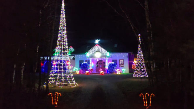 Magia Świąt w Świętokrzyskiem. Gdzie szukać najpiękniej oświetlonych domów? Rzepin i gmina Pawłów skradły show!