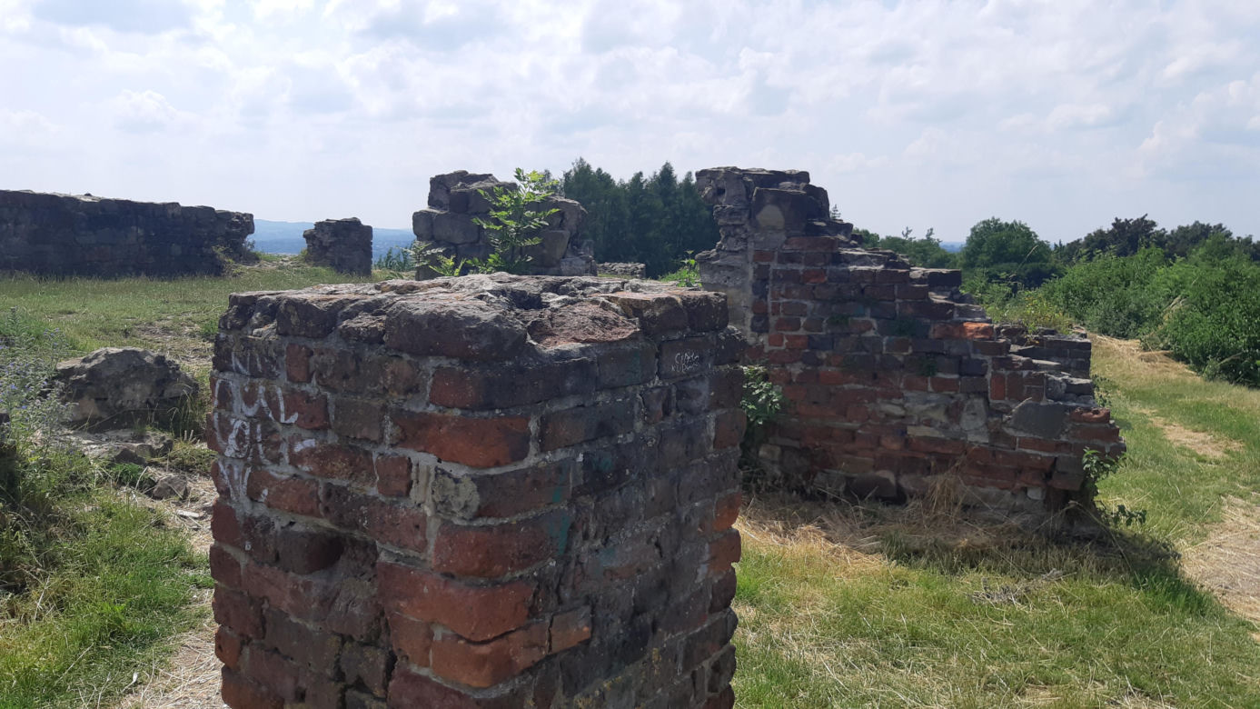 Ruiny średniowiecznego zamku w Tarnowie, na którym w 1528 roku rezydował król Węgier Jan Zápolya 