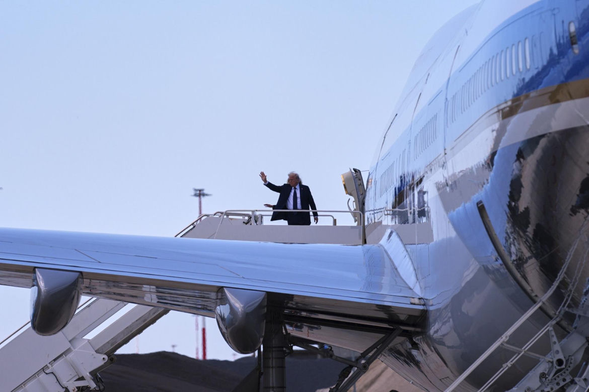 Trump wsiadł do samolotu natychmiast po pogrzebie papieża