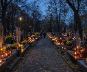 Chcesz, żeby znicz palił się przez kilka dni? Przed zakupem zwróć uwagę na te oznaczenia