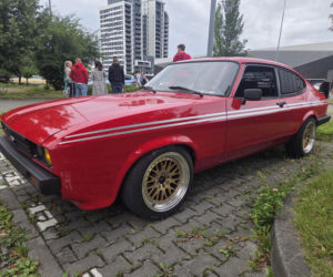 Motoryzacyjne legendy pod Torbydem. „Bydgoskie Klasyki Nocą” znów przyciągnęły tłumy