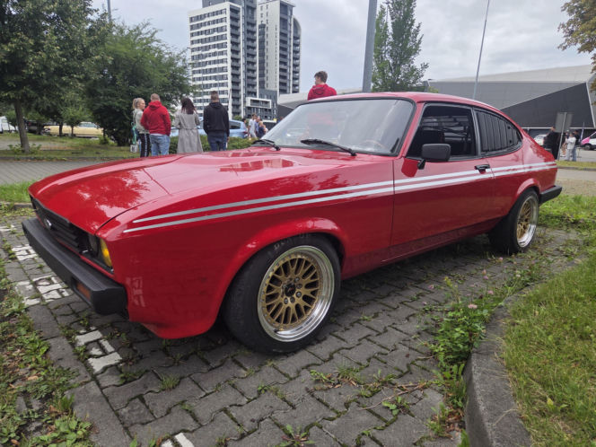 Motoryzacyjne legendy pod Torbydem. „Bydgoskie Klasyki Nocą” znów przyciągnęły tłumy