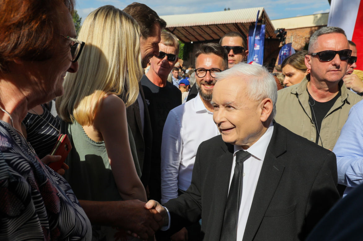 Jarosław Kaczyński z dzidziusiem na rękach ależ on go tuli 