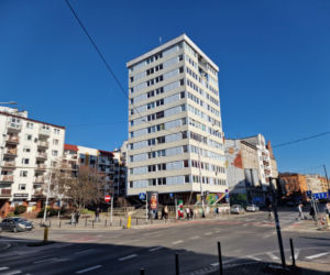 Trzonolinowiec - wieżowiec przy Kościuszki we Wrocławiu z lat 60. przed remontem