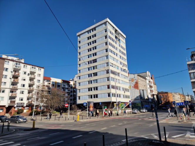 Trzonolinowiec - wieżowiec przy Kościuszki we Wrocławiu z lat 60. przed remontem