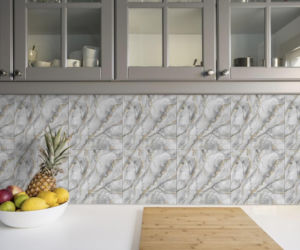 Tania i szybka metamorfoza kuchni? Samoprzylepne płytki