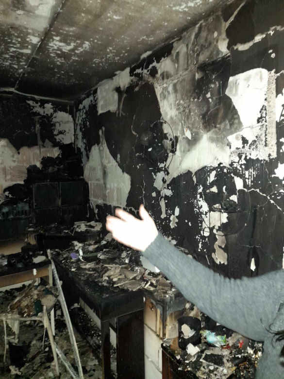 Spaliło się mieszkanie schorowanej pani Agnieszki i jej syna. Nie mają nic, śpią u sąsiadki 