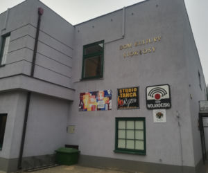 Prace artystyki Among Scratches w Domu Kultury Stokłosy