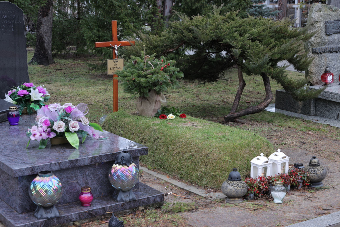 Tak wygląda grób Jana Lityńskiego w pierwszą rocznicę śmierci 