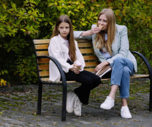 Na Wspólnej odc. 3373. Elżbieta (Paulina Chapko), Julka (Maja Oświecińska)