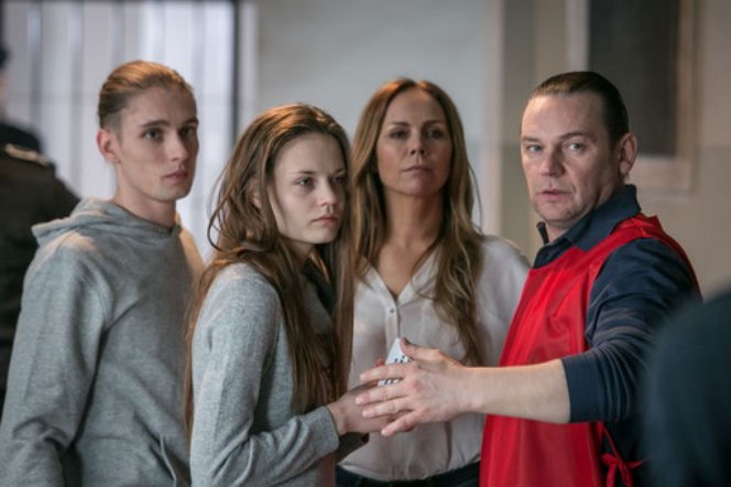 Skazane odc. 8. Sylwia (Monika Krzywkowska), Łucja (Katarzyna Sawczuk), Maciek (Filip Gurłacz), Adam (Ireneusz Czop)