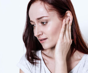 Gorące i czerwone uszy to objaw nadciśnienia? Prawda jest zupełnie inna