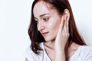 Gorące i czerwone uszy to objaw nadciśnienia? Prawda jest zupełnie inna