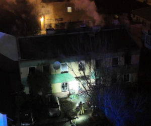 Pożar w Pruszkowie. Spłonęło mieszkanie, jedna osoba w szpitalu