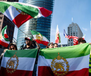 Grupa mężczyzn protestuje w Teheranie przeciwko amerykańsko-izraelskiej inwazji na Iran