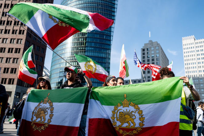 Grupa mężczyzn protestuje w Teheranie przeciwko amerykańsko-izraelskiej inwazji na Iran