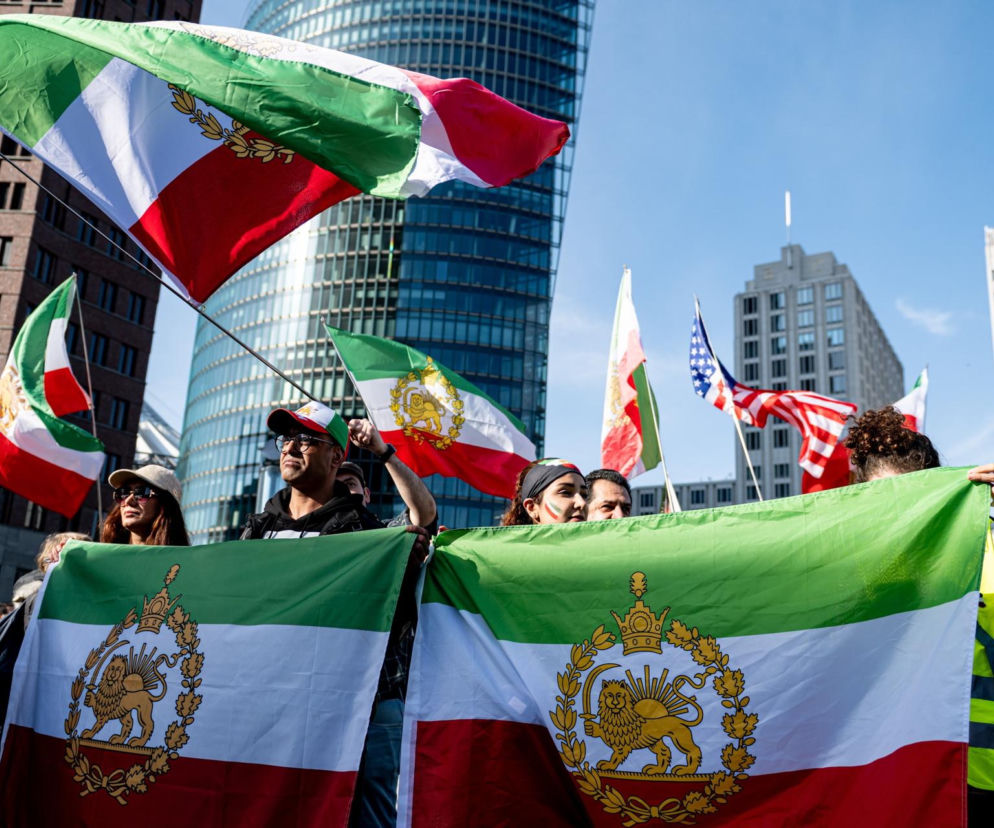 Grupa mężczyzn protestuje w Teheranie przeciwko amerykańsko-izraelskiej inwazji na Iran