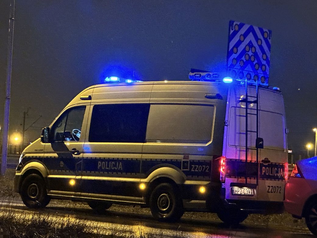 Koszmarny finał driftów we Włochach. Auto w rowie i potrącony człowiek