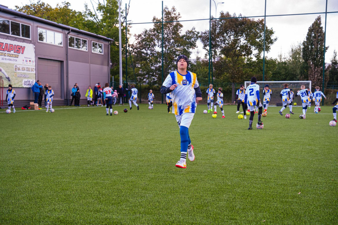 W Olsztynie otwarto profesjonalne boisko sportowe. Będą korzystali z niego młodzi piłkarze