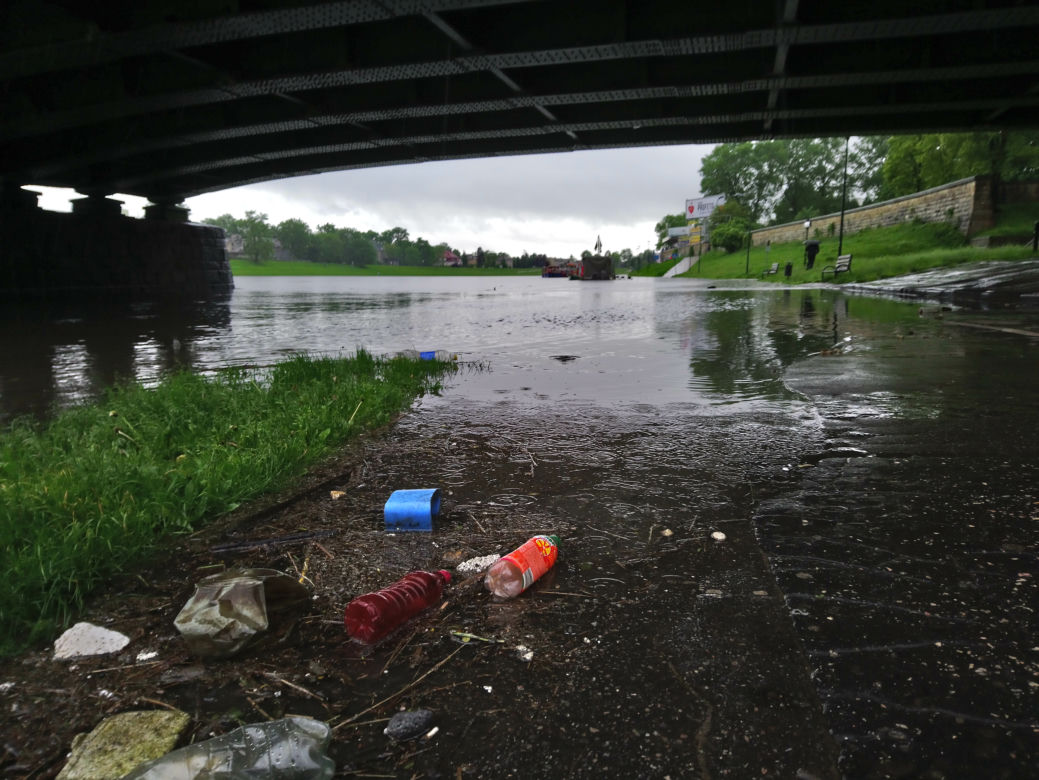 Ulewy w Krakowie 23.05.2019: Wylała Wisła, zalane są bulwary