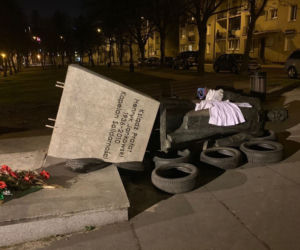 Przewrócony pomnik ks. Henryka Jankowskiego