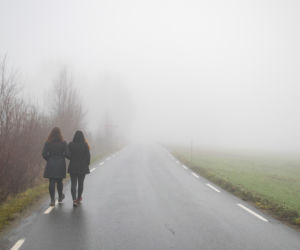 Gęsta mgła spowiła Polskę. Zgniły wyż psuje pogodę  