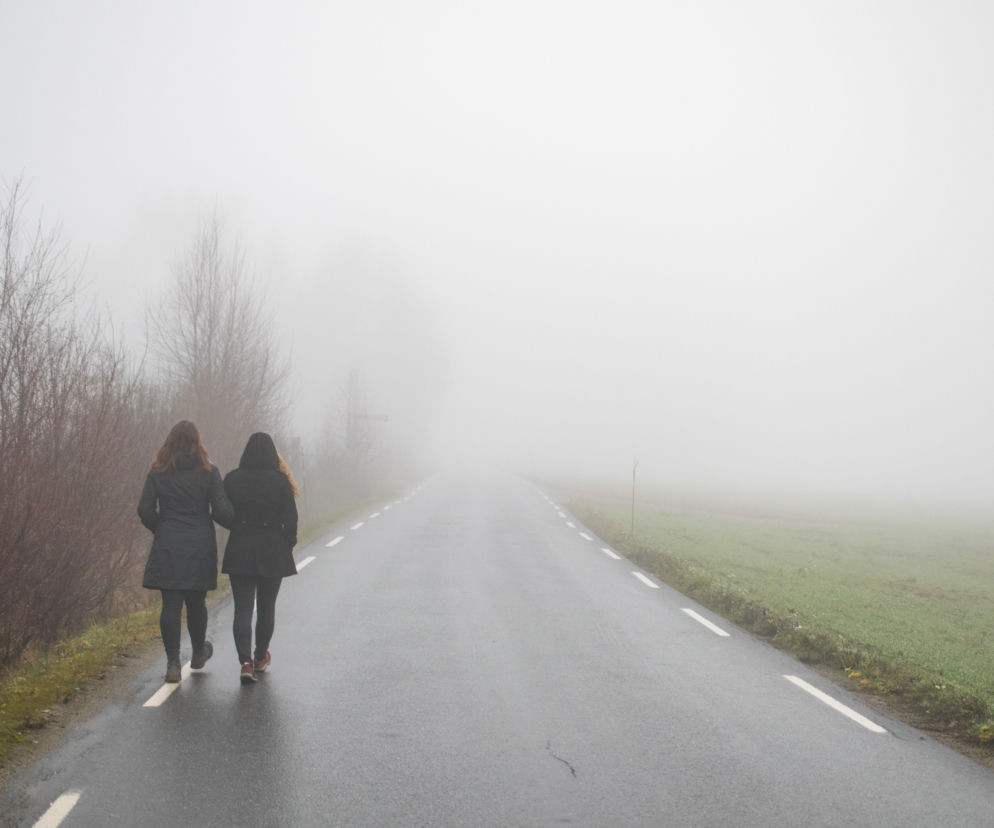 Gęsta mgła spowiła Polskę. Zgniły wyż psuje pogodę  