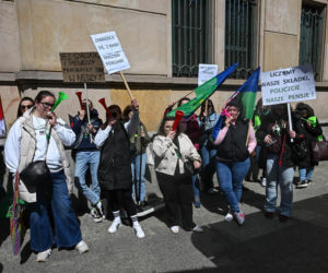 Protest pracowników ZUS w Warszawie przed Ministerstwem Finansów