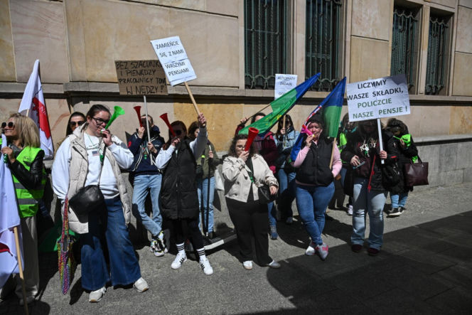 Protest pracowników ZUS w Warszawie przed Ministerstwem Finansów