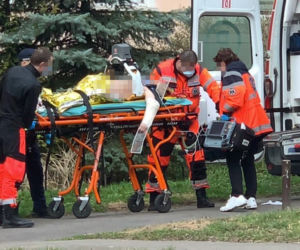 Dantejskie sceny przy ul. Racławickiej. Kobieta spadła z czwartego piętra w bloku