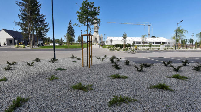 Teren wokół rekordowego pomnika Matki Boskiej w Konotopiu zamknięty z powodów bezpieczeństwa. Chętnych na zwiedzanie jednak nie brakuje