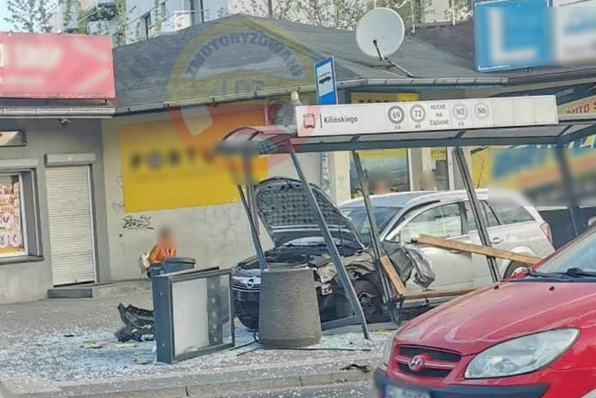 Łódź. Osobówka staranowała przystanek. Szokujący wypadek. Piesza zabrana do szpitala [ZDJĘCIA]