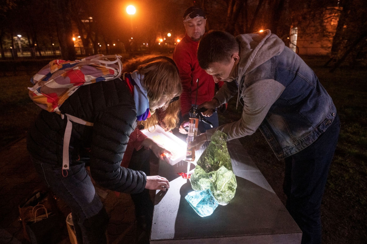 Podświetlane kryształy na Muranowie. Niezwykła akcja, o co chodzi?