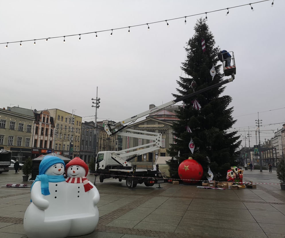 W Katowicach czuć już święta! Na rynku trwa strojenie choinki i montaż lodowiska [ZDJĘCIA]